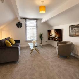 New Top Floor Large 1- Bed Flat