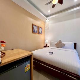 The Snug & The Sierra Airportel, hotelli kohteessa Nai Yang Beach