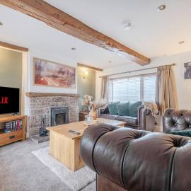 Spacious Coastal 3 Bedroom Home in Allonby, Sleeps 6, Parking, EV Plug