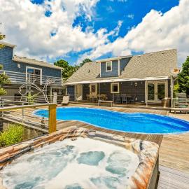 7585 - Roanoke Island Retreat