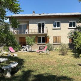 Grande maison dans parc arboré