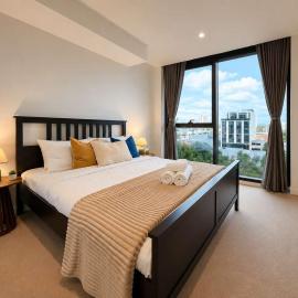 Spacious South Melbourne Apartment with 1 Bedroom 2 Queen Beds City and Bay Views Near CBD and Beach