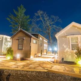 Deers Den River- Luxury Tiny Home on River, hotelli kohteessa Bryson City