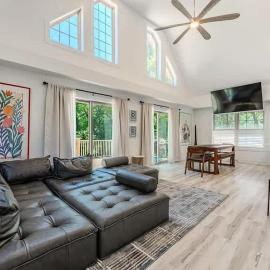 Charming Farmhouse Near Orchards & Wineries, Hotel in Watervliet