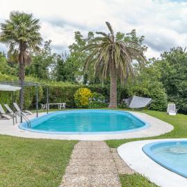 Cabañita rústica con piscinas, hotel i Cambre