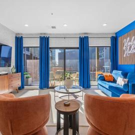 Honky Tonk Hideaway Walk to Broadway w Gym, Pool, Parking