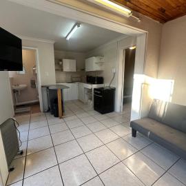 Suite Dreams Adorable One Bedroom Apartment, hotel in Panorama