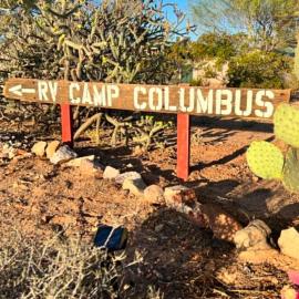 Hole in the Wall Getaway - USA Mexico Border Campsite, hotel di Columbus