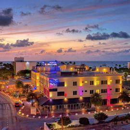 The Cove - Condo Hotel - Palm Beach Strip, hotel a Palm-Eagle Beach