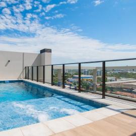 Chic 2BR Pool & BBQ Lounge 10 mins to Shopping