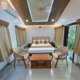JIMOJI FOREST VILLA 966O9O1OO6 ULTIMATE 5BHK WITH INFINITY POOL JUST 6km FROM Shreenathji Temple By SK, Hotel in Nāthdwāra
