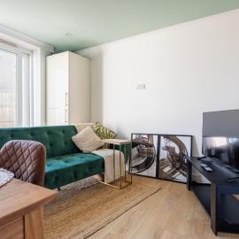 Perfect Booking 4 Bed Home with Parking for 2 Cars