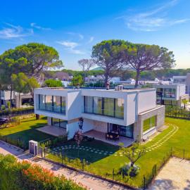Azure Garden Villa 317, hotel in Lalzit Bay