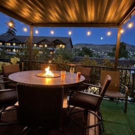 Lakeside luxury with hot tub and pool, hotel em Chelan