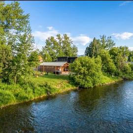 Riverfront Cabin right Outside of Bozeman, Hotel in Gallatin Gateway