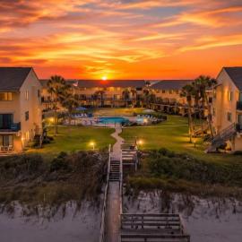 St Augustine Beachfront Condo with Ocean Views, hotel en St. Augustine Beach