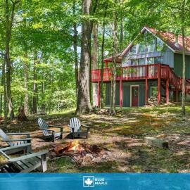 Mountain cabin w hot tub & deck, готель у місті Берклі-Спрінгз