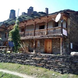 Hotel Omalo2005، فندق في Omalo