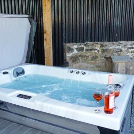 The Shire Luxury Converted Horse Lorry with private hot tub Cyfie Farm, hotel in Llanfyllin