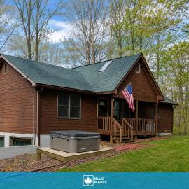 3BR cabin w hot tub & game room, hotel u gradu Čarls Taun