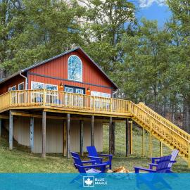 Loft Cabin w, Hot Tub, Fire Pit, Huge Deck & WiFi!, hotel u gradu Hedgesville