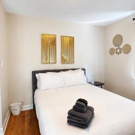 Cozy Private Queen Room 5 with Desk TV and WiFi near Yale