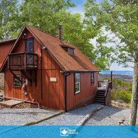 Mountain chalet w hot tub & private balcony, hotel in Augusta