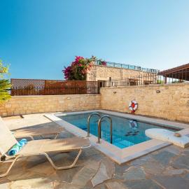 Villa Eros - Peaceful Escape, Private Pool & Views, hotel i Prinés