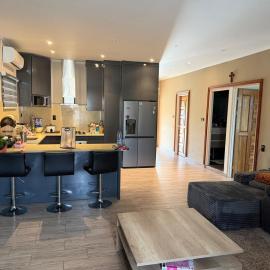 Cozy Family Retreat, Secure Gated Home, hotelli kohteessa Paramaribo