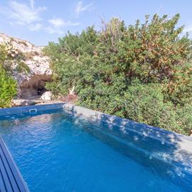 POOL & SPA - wellness VILLA St Martin โรงแรมในMġarr