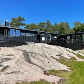 Peaceful seaside cabin with guest house - large private outdoor areas and boat available on request, Hotel in Eigebrekk