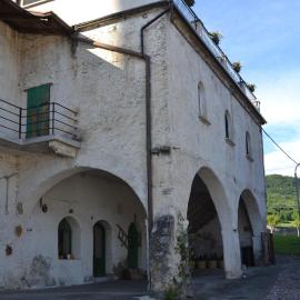 Historic home, surrounded by greenery with lake views, hotel in Solto Collina