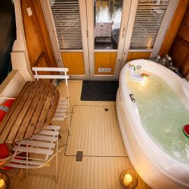 Escapade en Bateau terrasse mini spa option payante, Hotel in Seurre