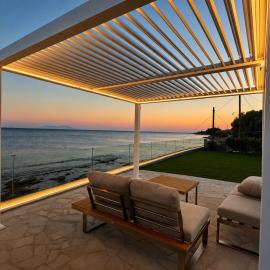 Aegean Horizon Seafront Luxury Villa Plomari Garden Level, hotel v destinácii Trýgonas