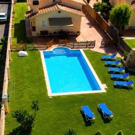 Villa Neus Barà, jardín y piscina privada