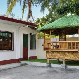 Private Unit, Own Kitchen, 2-mins walk to Beach, 10-mins drive to Waterfalls