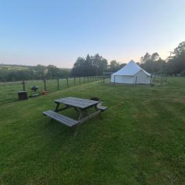 Hendre Glamping Retreat- The Sparrow's Nest, hotel a Clydey