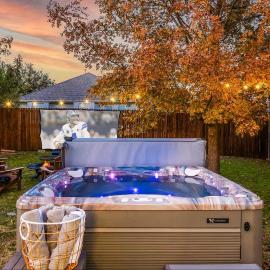 Rustic Charm and Blue Style home with hot tub, hotel in McKinney