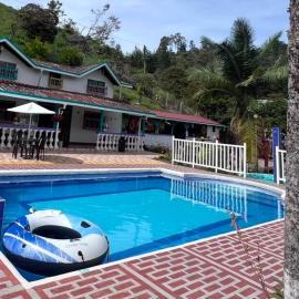 Finca Hotel Mariangel، فندق في El Peñol