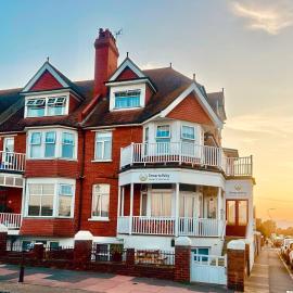 SmartsWay Hotel & Wellness, hotel in Eastbourne