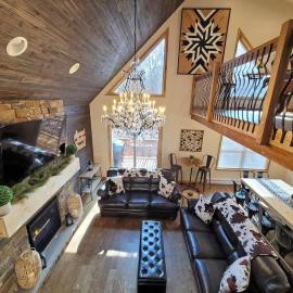 Poconos Central, Huge 6BR Sleeps 16 Pool, Lake, hotel u gradu 'Albrightsville'