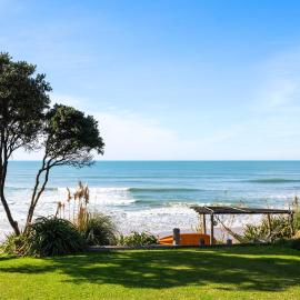 Beachfront Kiwi bach with direct beach access, hotel i Gisborne