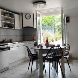 maison pour 6 personnes, au coeur de Tinténiac avec jardin et terrasse, proche canal, Hotel in Tinténiac