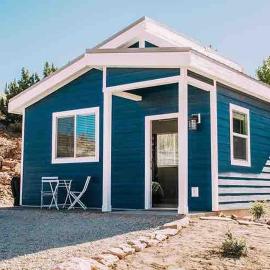 Luxury Tiny House on 1 acre near Zion & St George: Leeds şehrinde bir otel