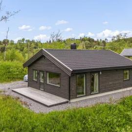 Hytte i naturskjønne omgivelser ved fjorden، فندق في Tingvoll