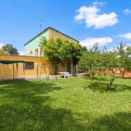 Spacious House with Garden in Touro - Family-Friendly