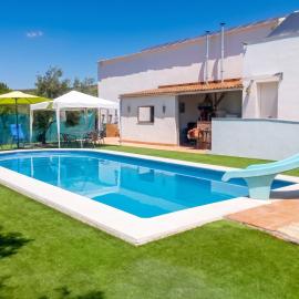 Charming House with Pool in Montilla