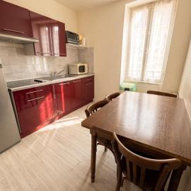 Appartement accueillant à Néris-les-Bains - 35 m², terrasse agréable, hotel in Néris-les-Bains