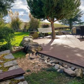 Maison spacieuse à Montsalvy avec grand jardin et terrasse