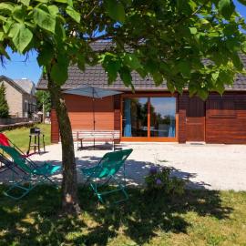Chalet chaleureux à Darazac avec jardin de 60 m²、Darazacのホテル